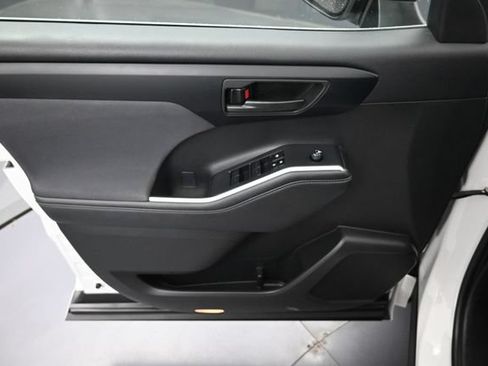 Used 2024 Toyota Highlander LE AWD/4WD image 24