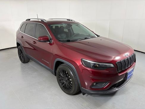 Used 2019 Jeep Cherokee Latitude Plus w/ Comfort/Convenience Group FWD image 2
