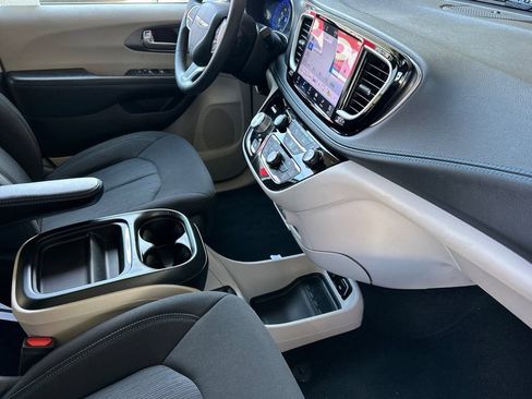 Used 2021 Chrysler Pacifica Touring FWD image 17