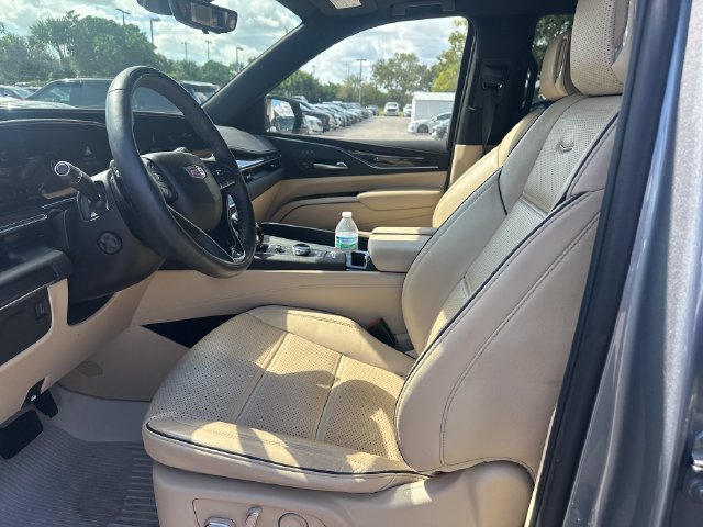 Used 2023 Cadillac Escalade Premium Luxury RWD image 9