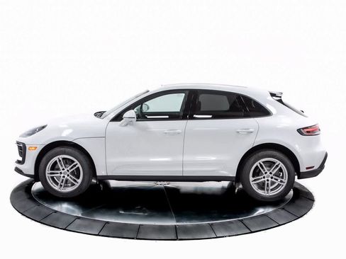 Certified 2025 Porsche Macan image 2