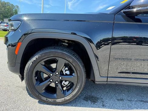 Used 2025 Jeep Grand Cherokee Altitude AWD/4WD image 19