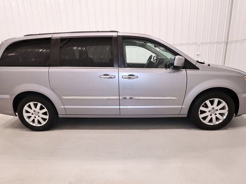 Used 2016 Chrysler Town & Country Touring w/ Driver Convenience Group FWD image 2