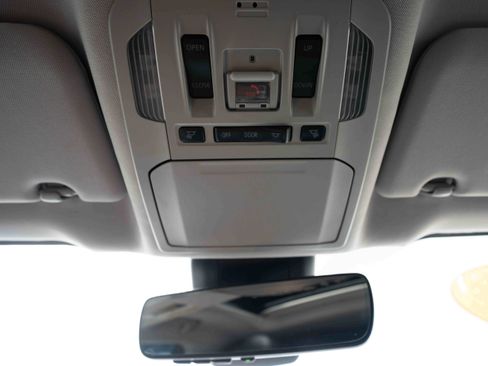 Used 2023 Toyota Highlander XLE AWD/4WD image 18