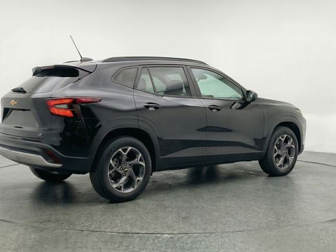 Used 2025 Chevrolet Trax LT w/ LT Convenience Package FWD image 9