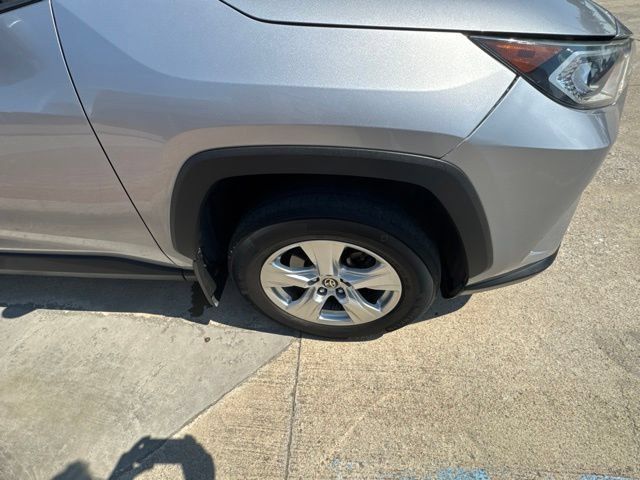 Used 2021 Toyota RAV4 XLE w/ Convenience Package FWD image 4