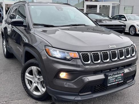 Used 2023 Jeep Compass Latitude w/ Convenience Group AWD/4WD image 1