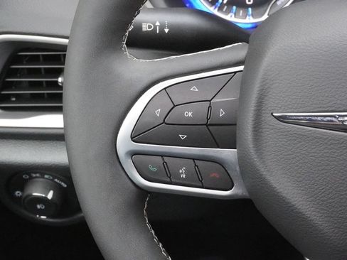 Used 2026 Chrysler Pacifica Select FWD image 17