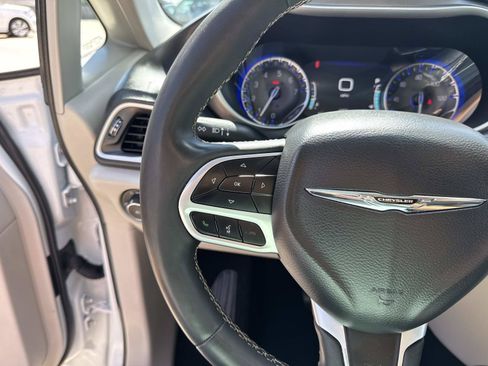 Used 2024 Chrysler Pacifica Touring-L FWD image 22