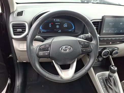 Used 2025 Hyundai Venue SEL FWD image 7