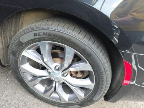 Used 2020 Chrysler Pacifica Limited w/ Tire & Wheel Group image 9