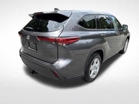 Used 2022 Toyota Highlander L FWD image 5