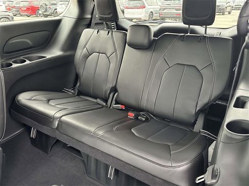 New 2026 Chrysler Pacifica Select image 9