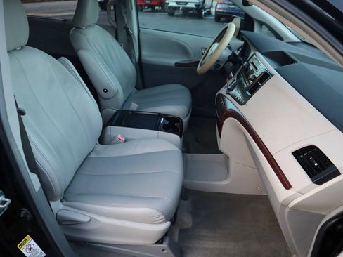 Used 2011 Toyota Sienna XLE image 8
