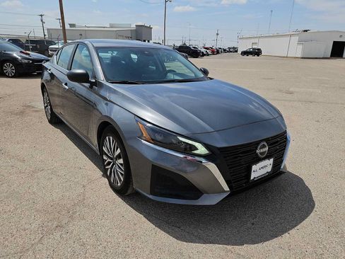 Used 2024 Nissan Altima 2.5 SV FWD image 2