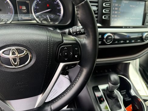 Used 2019 Toyota Highlander XLE AWD/4WD image 20