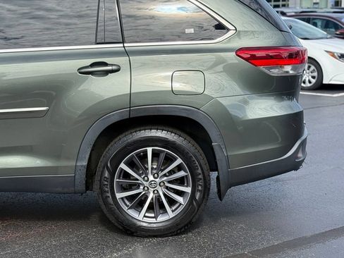 Used 2019 Toyota Highlander XLE w/ Carpet Mat Package (TMS) AWD/4WD image 4