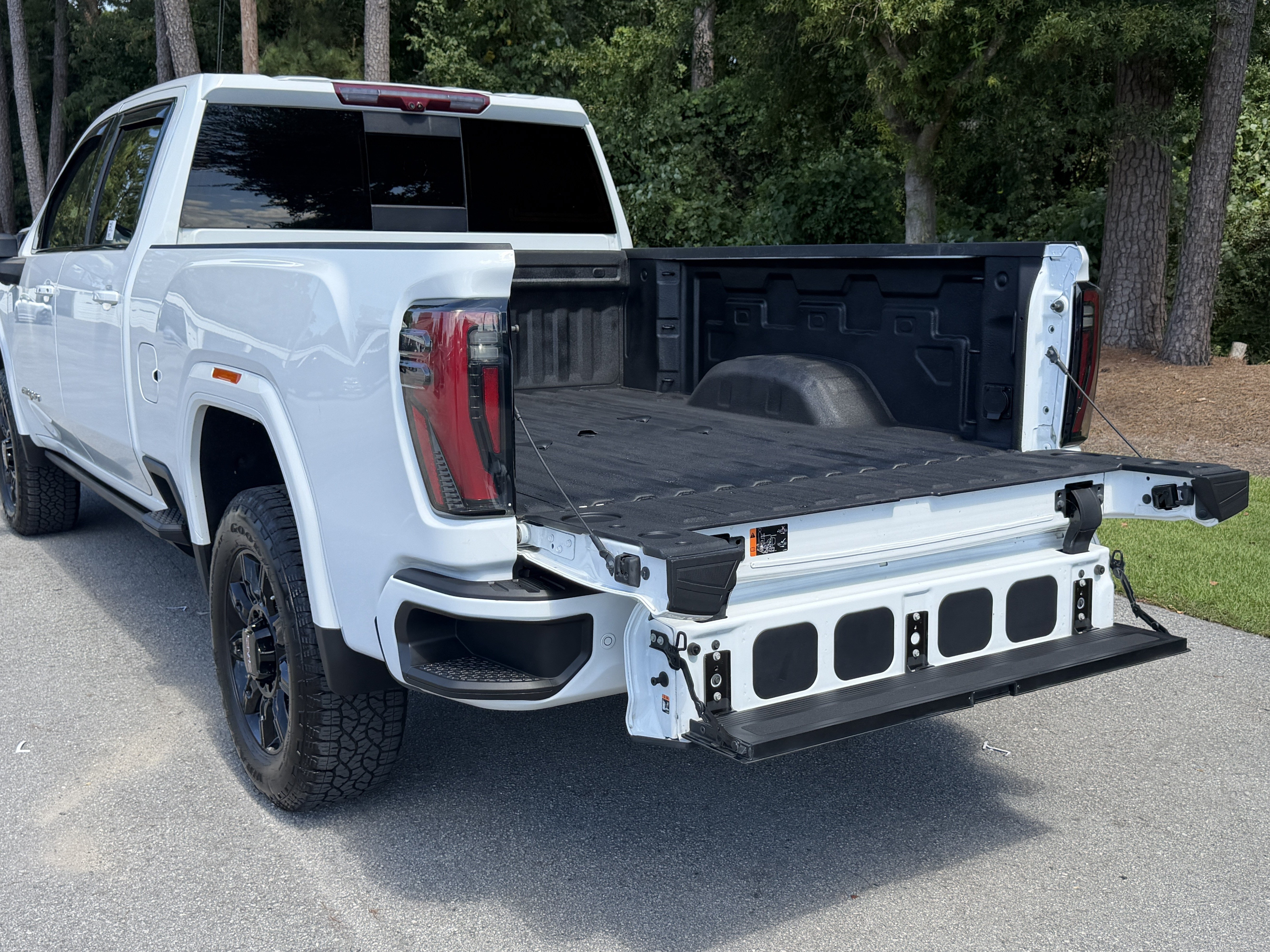Used 2024 GMC Sierra 2500 AT4 w/ AT4 Premium Plus Package AWD/4WD image 11