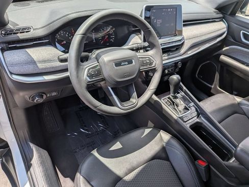 Used 2025 Jeep Compass Latitude w/ Sun & Sound Group AWD/4WD image 16