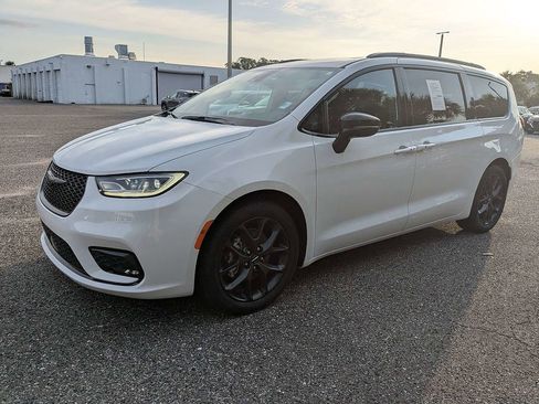 Used 2025 Chrysler Pacifica Limited FWD image 8