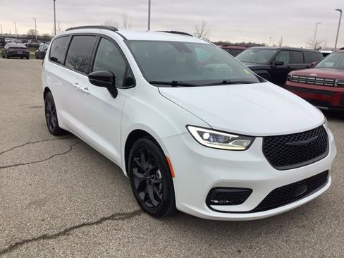 Used 2024 Chrysler Pacifica Touring-L w/ Uconnect Theater Family Group image 3