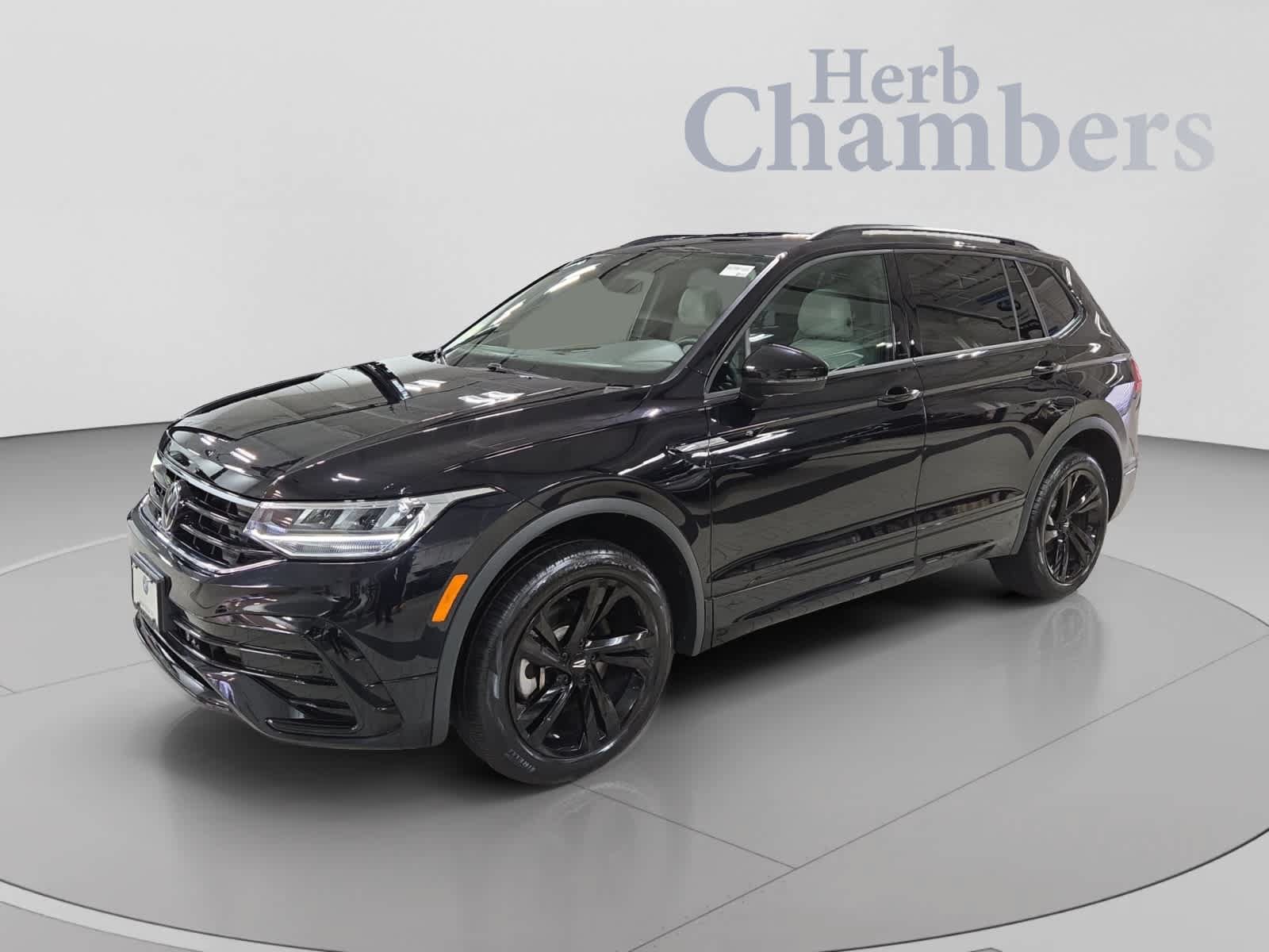 Used 2024 Volkswagen Tiguan SE R-Line AWD/4WD image 10