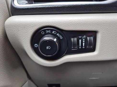 Used 2023 Chrysler Pacifica Touring-L FWD image 17