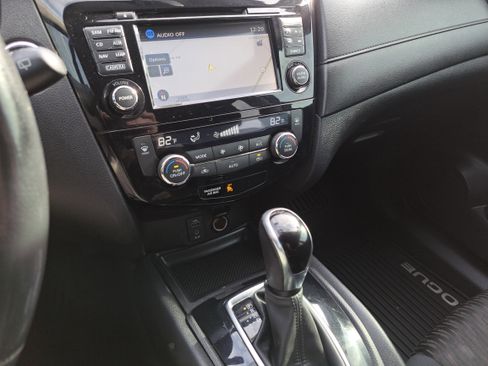 Used 2017 Nissan Rogue SV w/ SV Premium Package image 18