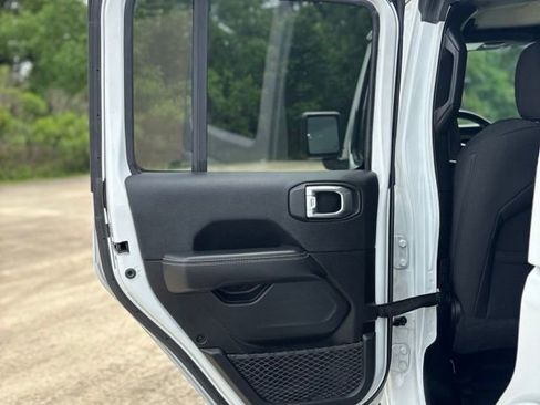 Used 2022 Jeep Wrangler Unlimited Sahara w/ Cold Weather Group AWD/4WD image 24