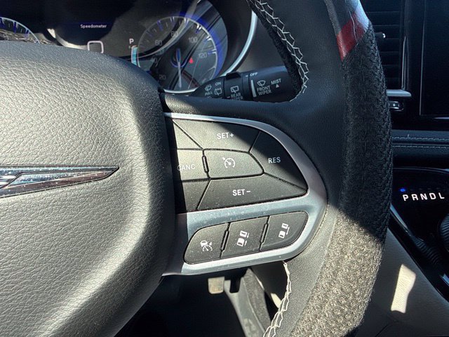 Used 2023 Chrysler Pacifica Touring-L AWD/4WD image 17