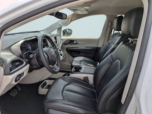 Used 2023 Chrysler Pacifica Touring-L FWD image 21
