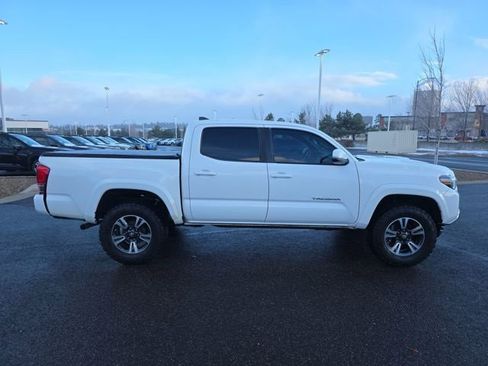 Used 2017 Toyota Tacoma 2WD Double Cab image 2