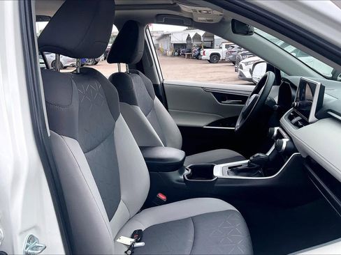 Used 2025 Toyota RAV4 XLE w/ Convenience Package image 9