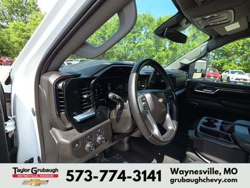 Used 2024 Chevrolet Silverado 3500 LT AWD/4WD image 15