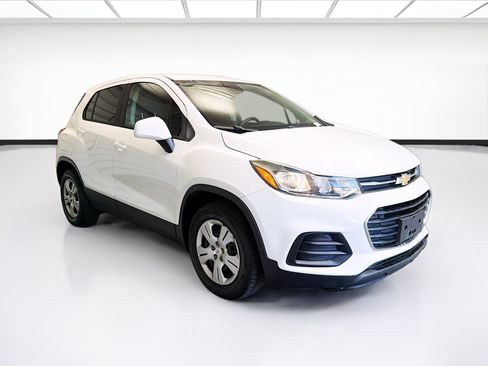 Used 2018 Chevrolet Trax LS FWD image 3