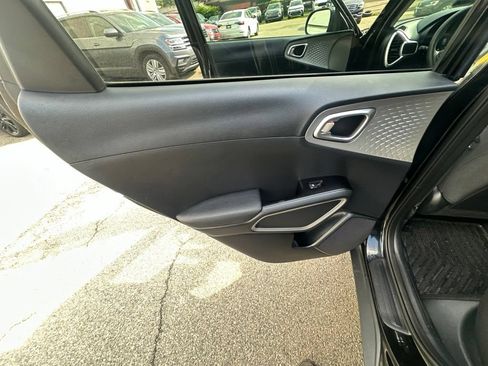 Used 2023 Kia Soul LX w/ LX Technology Package FWD image 23