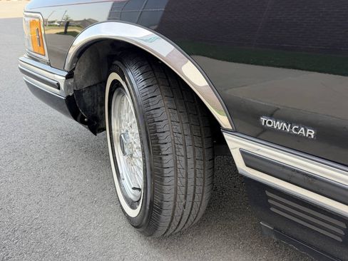 Used 1994 Lincoln Town Car Signature RWD image 37