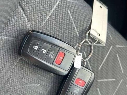 Used 2020 Toyota RAV4 XLE w/ Convenience Package FWD image 19