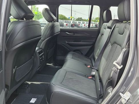 New 2025 Jeep Grand Cherokee Altitude image 4