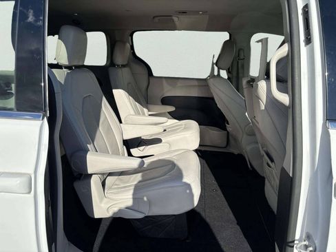 Used 2019 Chrysler Pacifica Touring-L Plus w/ Advanced Safetytec Group FWD image 18