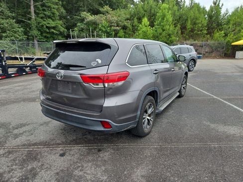 Used 2019 Toyota Highlander LE FWD image 4