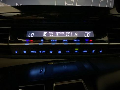 Used 2023 Toyota Sienna Platinum FWD image 19