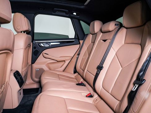 Certified 2021 Porsche Macan image 17