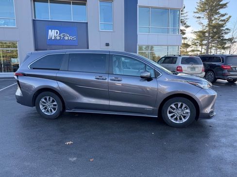 Used 2021 Toyota Sienna LE image 5