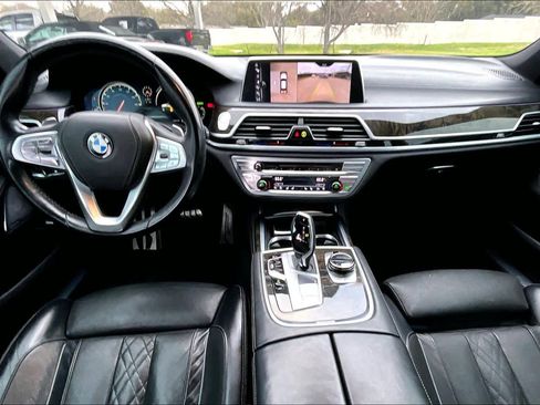 Used 2017 BMW 750i image 14