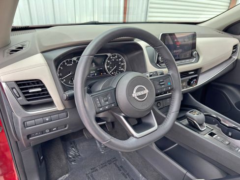 Used 2024 Nissan Rogue SV w/ SV Premium Package image 13