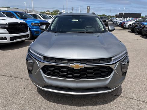 Used 2026 Chevrolet Trax LT w/ LT Convenience Package FWD image 3