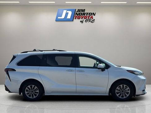 Used 2023 Toyota Sienna XLE FWD image 4