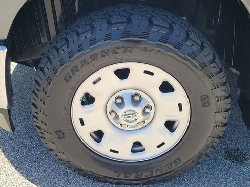 Used 2019 Nissan Titan SV image 10