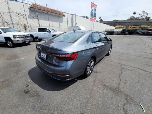 Used 2024 Volkswagen Jetta SE FWD image 8